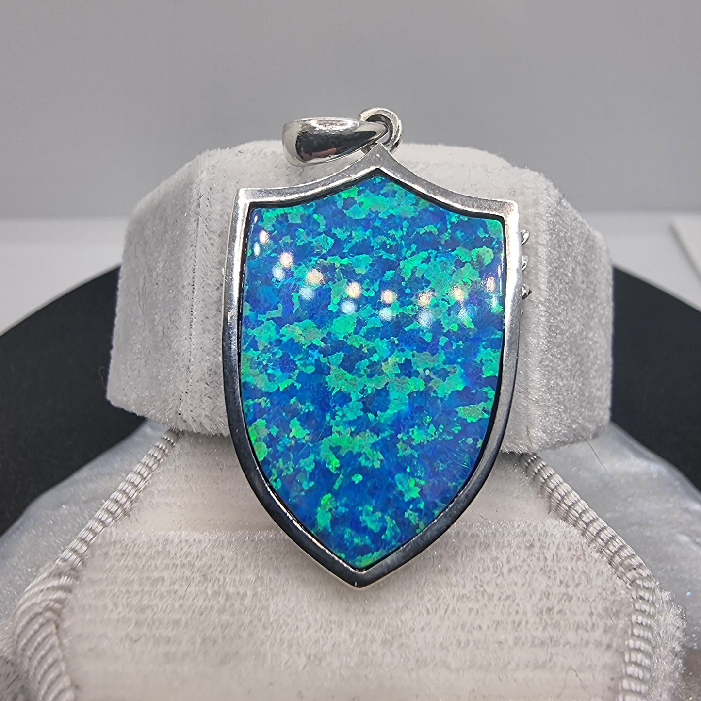 Anhänger Erzengel Michael mit blauem Opal-Schildschutz, 925 Sterlingsilber