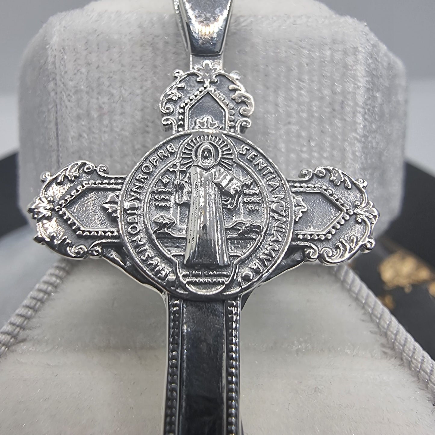 Anhänger mit Kruzifix und Kreuz des Heiligen Benedikt, 925er Sterlingsilber, 8,4 g, religiöses Geschenk