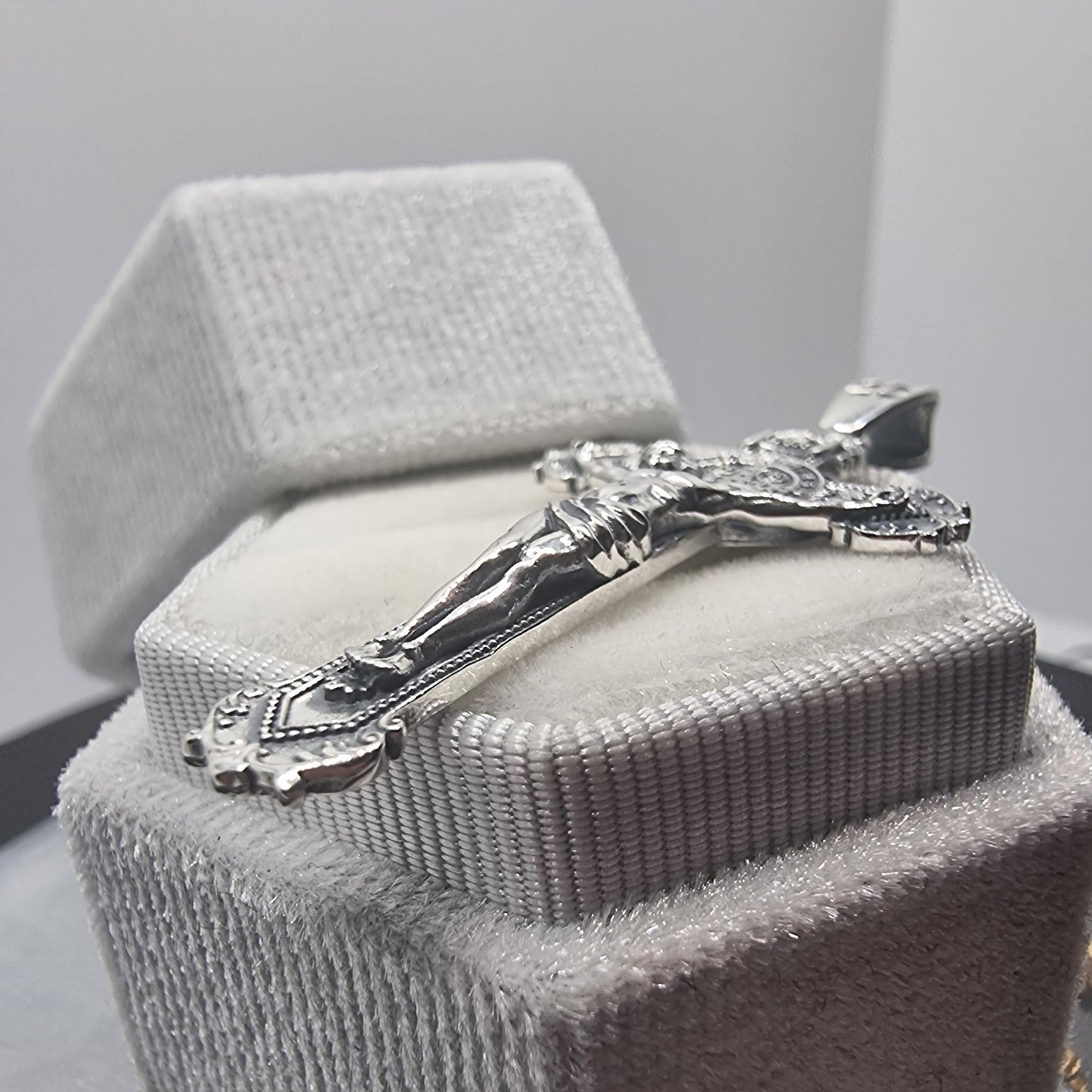 Anhänger mit Kruzifix und Kreuz des Heiligen Benedikt, 925er Sterlingsilber, 8,4 g, religiöses Geschenk