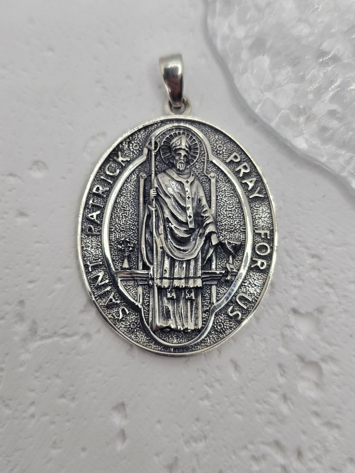 Saint Patrick Protection in Precious Metal
A meaningful symbol of guidance and faith, this Saint Patrick amulet pendant is crafted in 925 sterling silver with crisp relief detailing. Depicting Saint Patrick — revered for bringing Christianity to Ireland — it’s a powerful devotional piece and a refined everyday pendant.
Design & Symbolism
Saint Patrick Figure: Traditionally shown holding a cross, symbolising protection, courage, and steadfast faith.
Protective Emblem: Worn as a token of spiritual