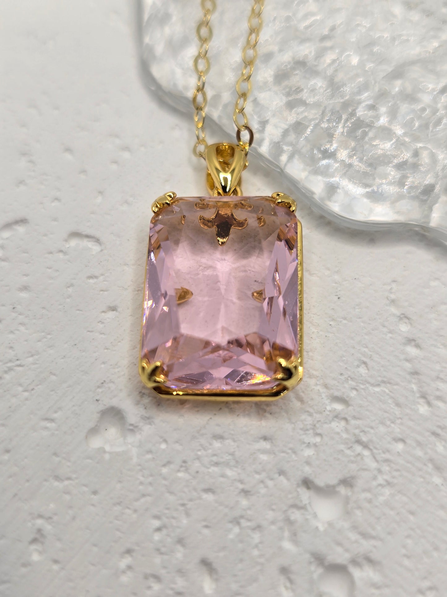 Bring bold, Nordic-inspired style to your look with this Pink Topaz Viking Pendant, crafted in luminous 925 sterling silver with refined 14K gold accents—complete with a 45 cm sterling silver chain. A vibrant pink topaz centre adds rosy brilliance and charm, while VVS-grade clear stones (CZ) deliver crisp sparkle around the setting. Compact yet eye-catching, it’s a standout gift for birthdays, anniversaries, or weddings.
Key Features
Made from premium 925 Sterling Silver with 14K gold accents
Centre pink