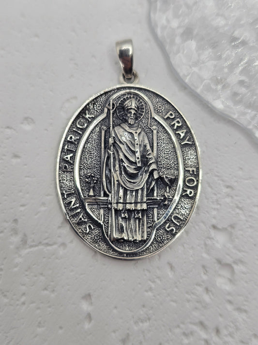 Saint Patrick Protection in Precious Metal
A meaningful symbol of guidance and faith, this Saint Patrick amulet pendant is crafted in 925 sterling silver with crisp relief detailing. Depicting Saint Patrick — revered for bringing Christianity to Ireland — it’s a powerful devotional piece and a refined everyday pendant.

Design & Symbolism

    Saint Patrick Figure: Traditionally shown holding a cross, symbolising protection, courage, and steadfast faith.

    Protective Emblem: Worn as a token of spiritual 