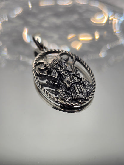 Anhänger der Dreifachmondgöttin Hekate aus 925er Sterlingsilber mit Hundebegleitern 