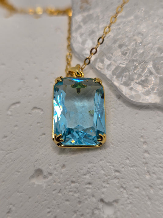 Bring bold, Nordic-inspired style to your look with this Aquamarine Viking Pendant, crafted in luminous 925 sterling silver with refined 14K gold accents—complete with a 45 cm sterling silver chain. A cool aquamarine centre adds sea-blue brilliance and calm, while VVS-grade clear stones (CZ) deliver crisp sparkle around the setting. Compact yet eye-catching, it’s a standout gift for birthdays, anniversaries, or weddings.

Key Features

Made from premium 925 Sterling Silver with 14K gold accents
Centre aquam