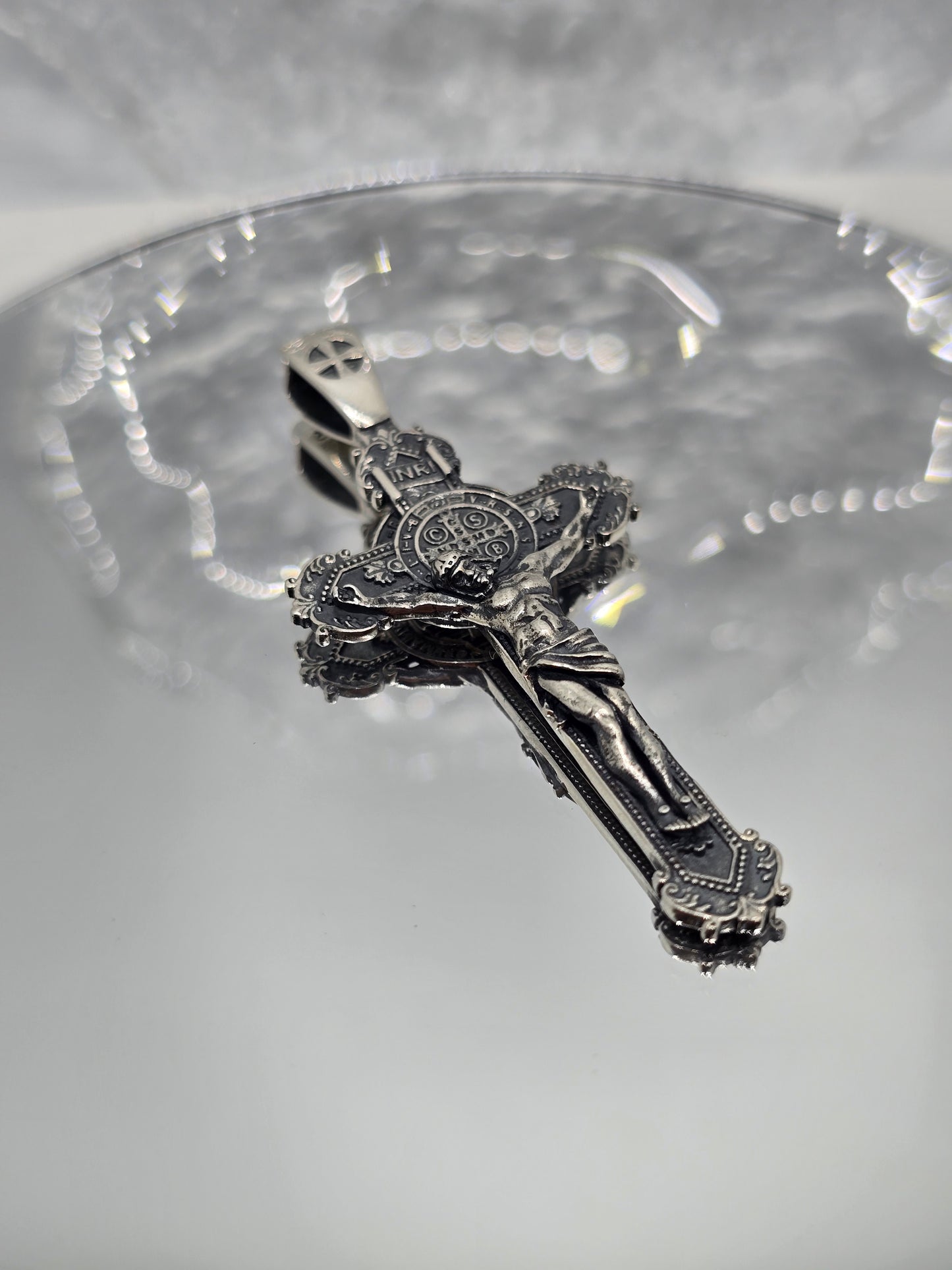 Anhänger mit Kruzifix und Kreuz des Heiligen Benedikt, 925er Sterlingsilber, 8,4 g, religiöses Geschenk 