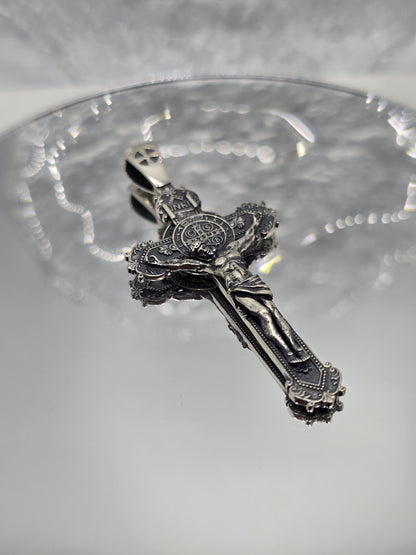 Anhänger mit Kruzifix und Kreuz des Heiligen Benedikt, 925er Sterlingsilber, 8,4 g, religiöses Geschenk 