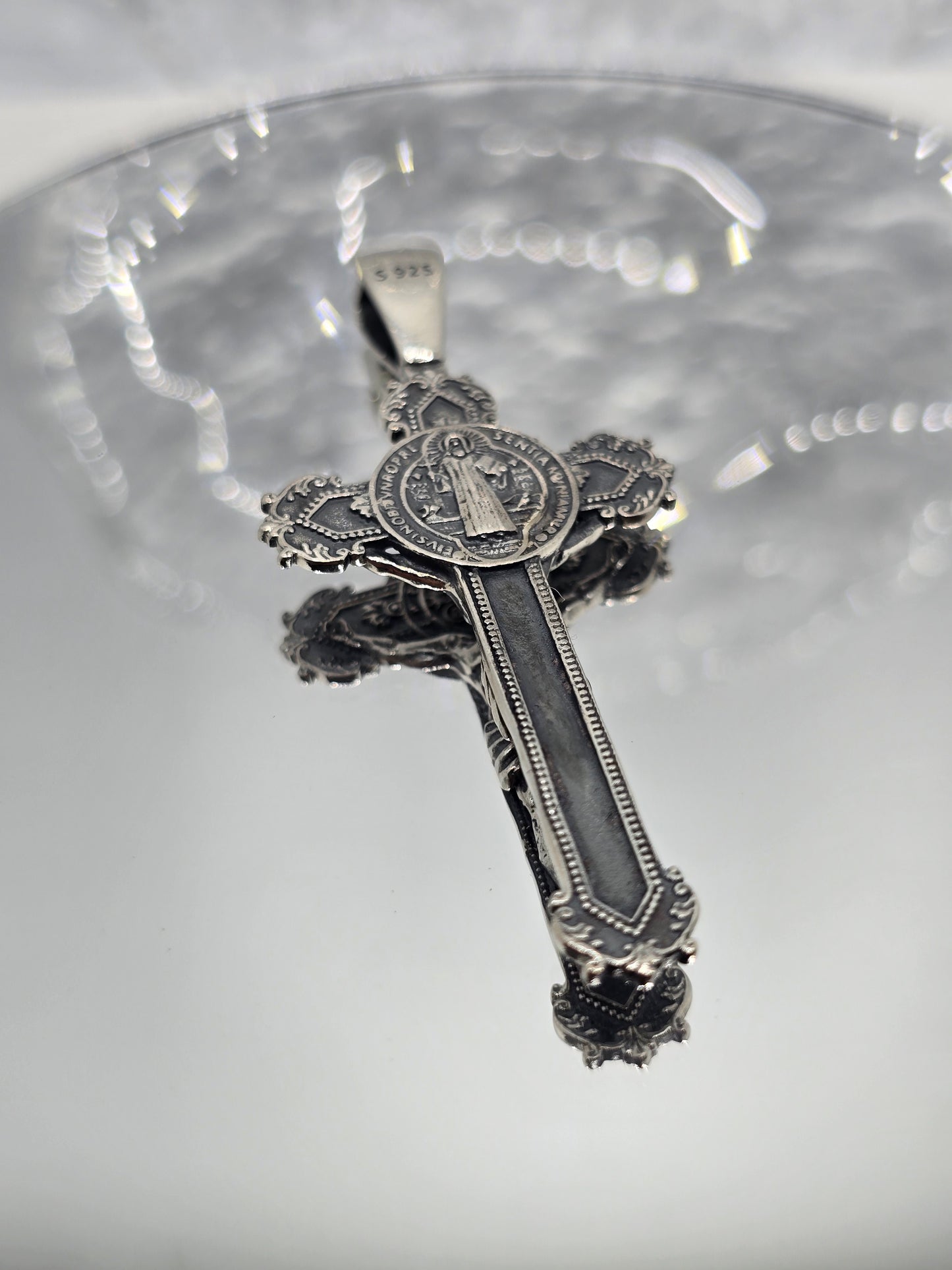 Anhänger mit Kruzifix und Kreuz des Heiligen Benedikt, 925er Sterlingsilber, 8,4 g, religiöses Geschenk 
