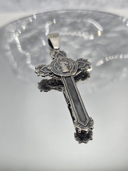 Anhänger mit Kruzifix und Kreuz des Heiligen Benedikt, 925er Sterlingsilber, 8,4 g, religiöses Geschenk 