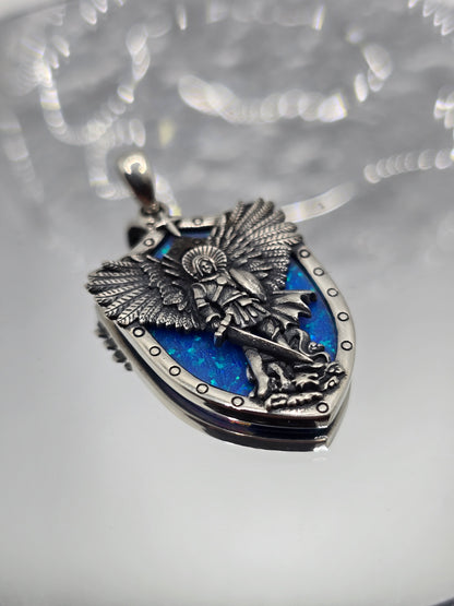 Anhänger Erzengel Michael mit blauem Opal-Schildschutz, 925 Sterlingsilber 