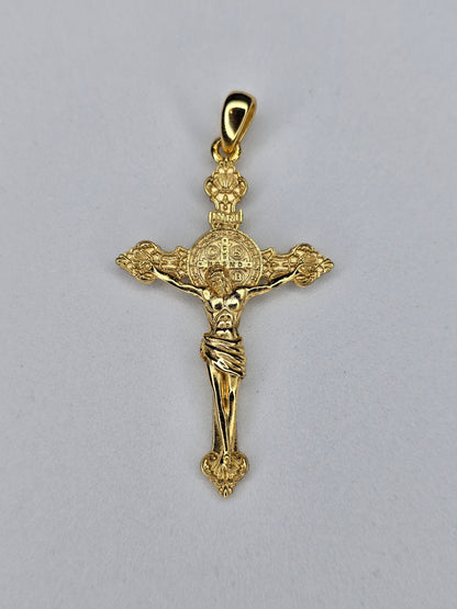 Saint Benedict crucifix in 925 sterling silver with 18K gold plating and detailed Jesus figure
