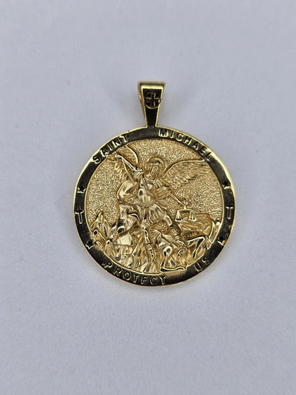 18 Karat vergoldeter Medaillon-Anhänger mit dem Heiligen Michael, christlicher Schmuck, religiöses Geschenk 