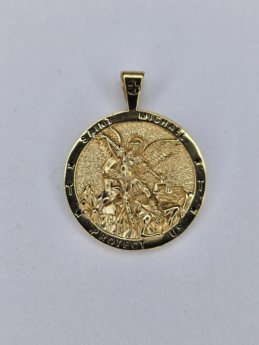 18 Karat vergoldeter Medaillon-Anhänger mit dem Heiligen Michael, christlicher Schmuck, religiöses Geschenk 