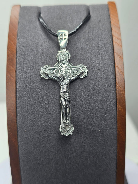 Anhänger mit Kruzifix und Kreuz des Heiligen Benedikt, 925er Sterlingsilber, 8,4 g, religiöses Geschenk 