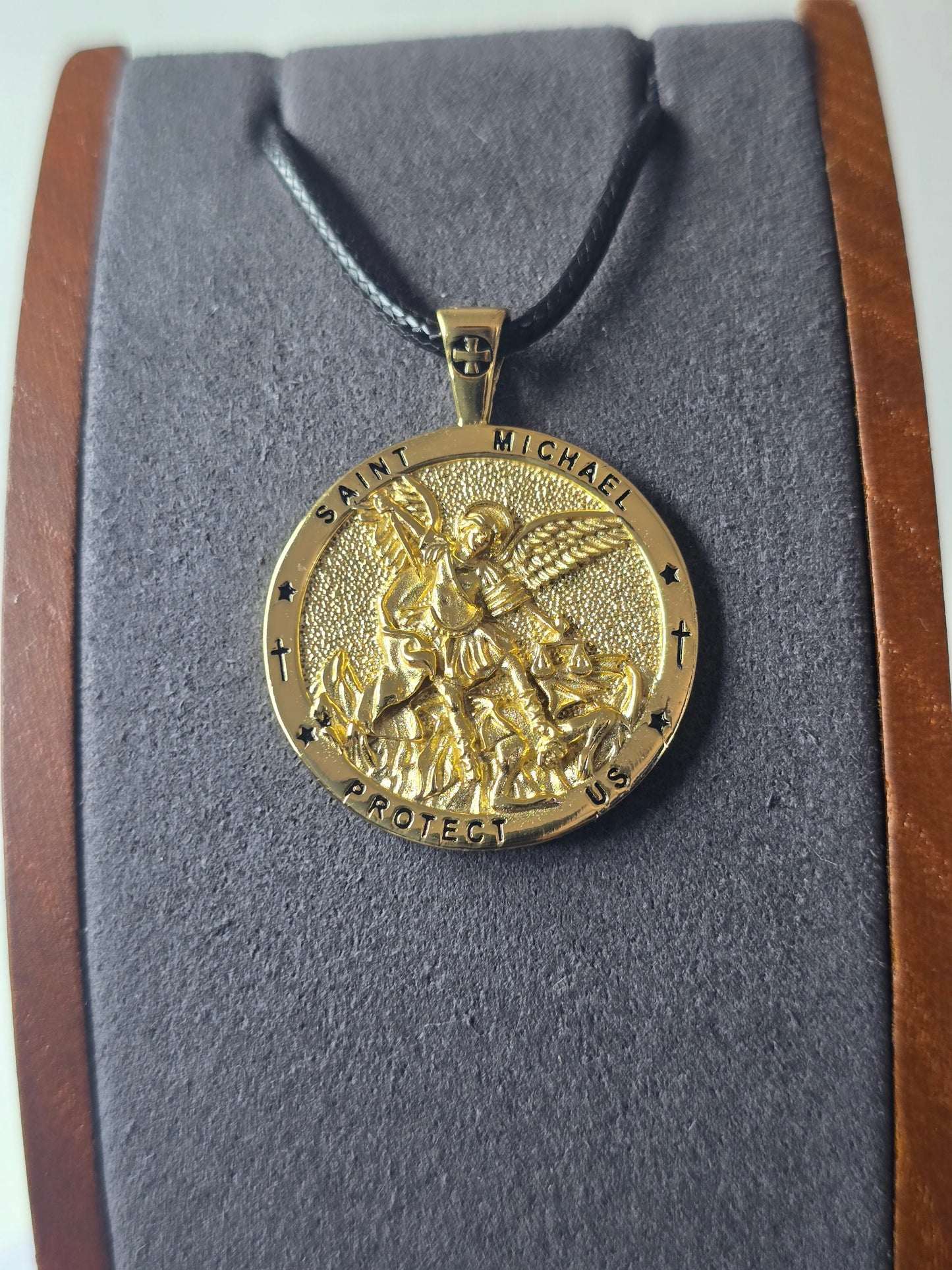 18 Karat vergoldeter Medaillon-Anhänger mit dem Heiligen Michael, christlicher Schmuck, religiöses Geschenk 