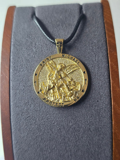 18 Karat vergoldeter Medaillon-Anhänger mit dem Heiligen Michael, christlicher Schmuck, religiöses Geschenk 