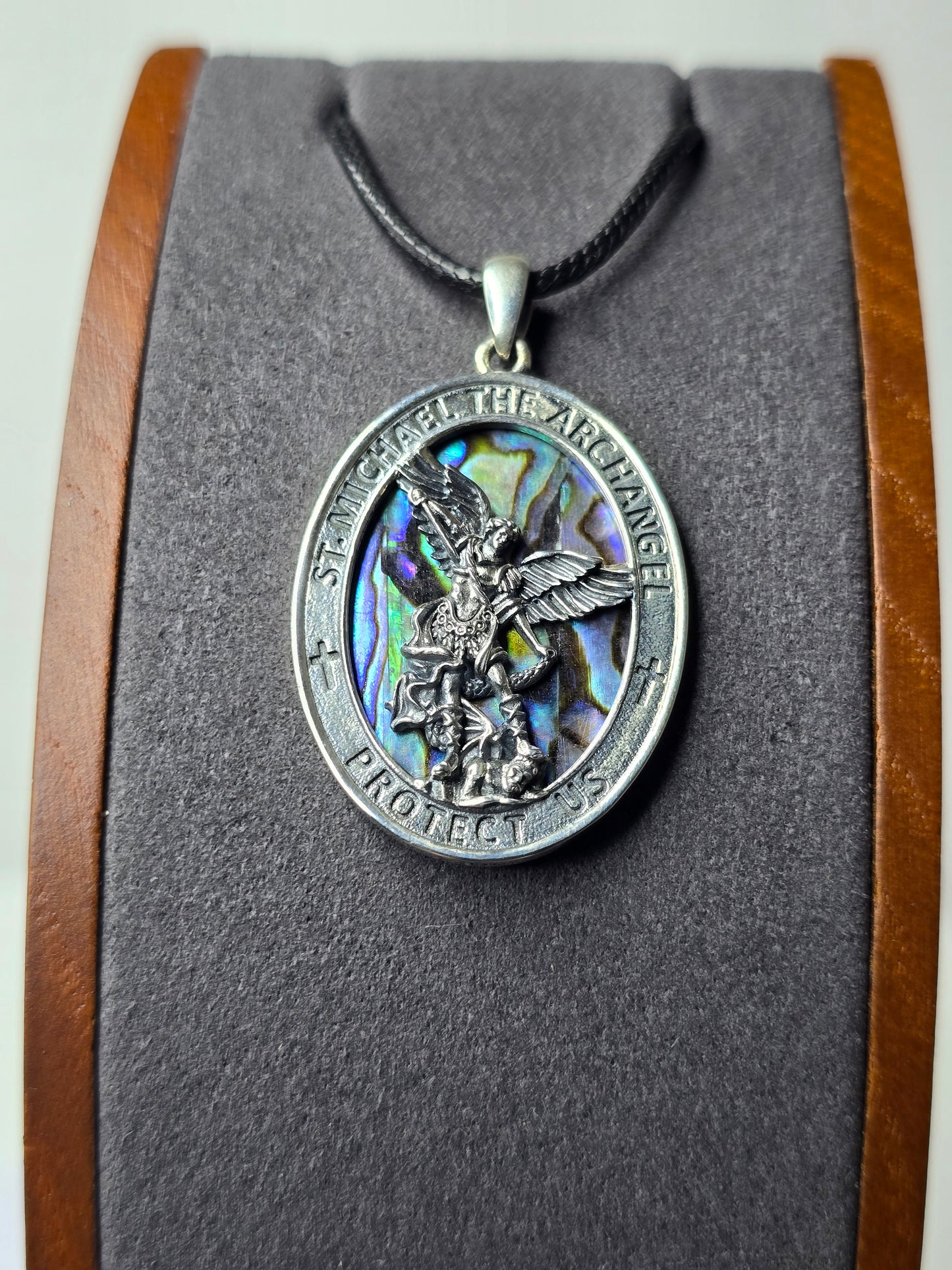 Anhänger mit Inlay des Erzengels St. Michael und schillernder Muschel aus 925er Sterlingsilber 