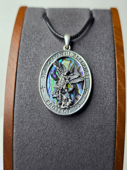 Anhänger mit Inlay des Erzengels St. Michael und schillernder Muschel aus 925er Sterlingsilber 
