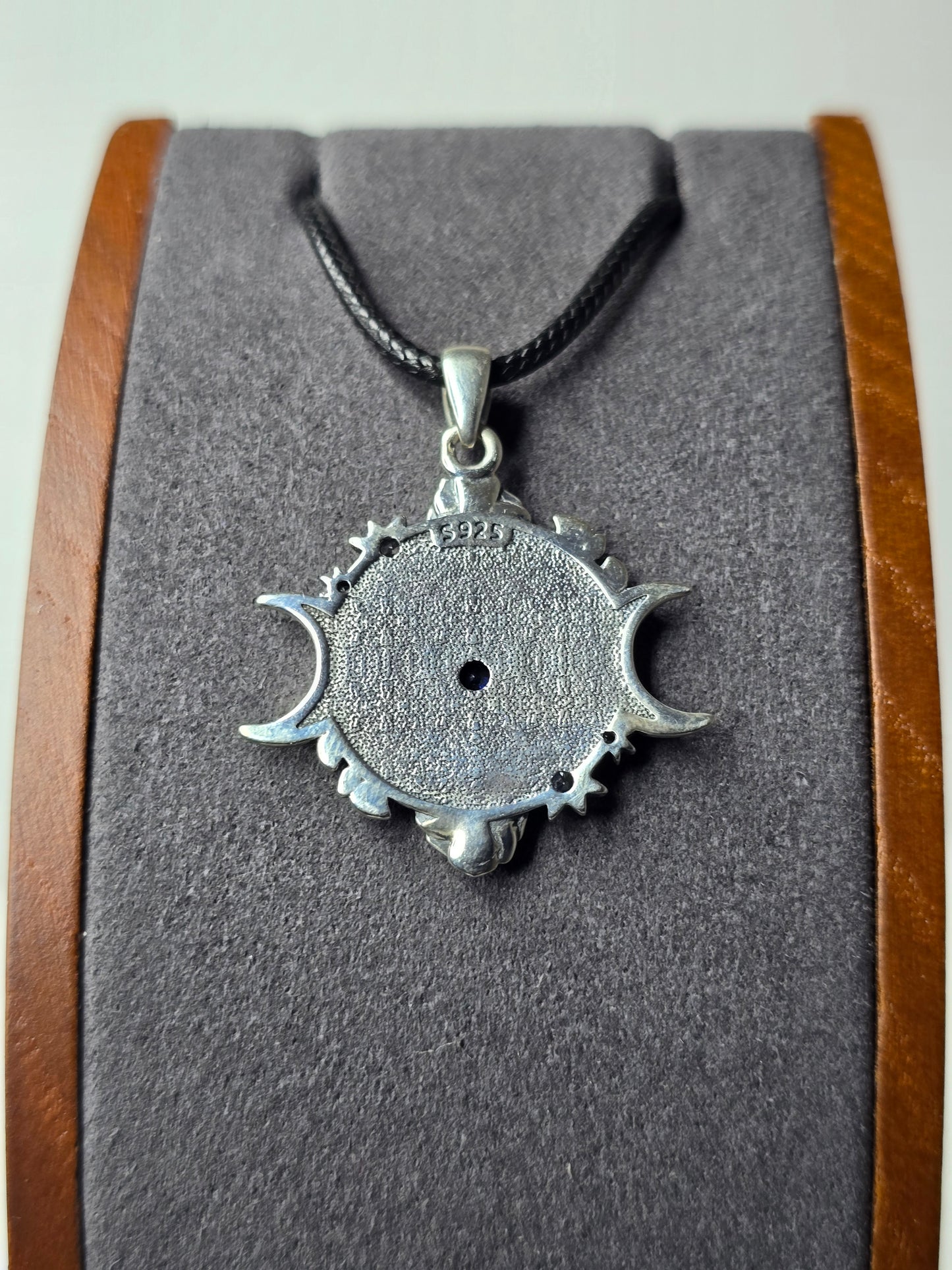 Pendentif amulette Wiccan représentant l'Œil d'Horus et la triple déesse lunaire