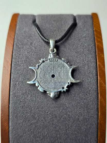 Pendentif amulette Wiccan représentant l'Œil d'Horus et la triple déesse lunaire