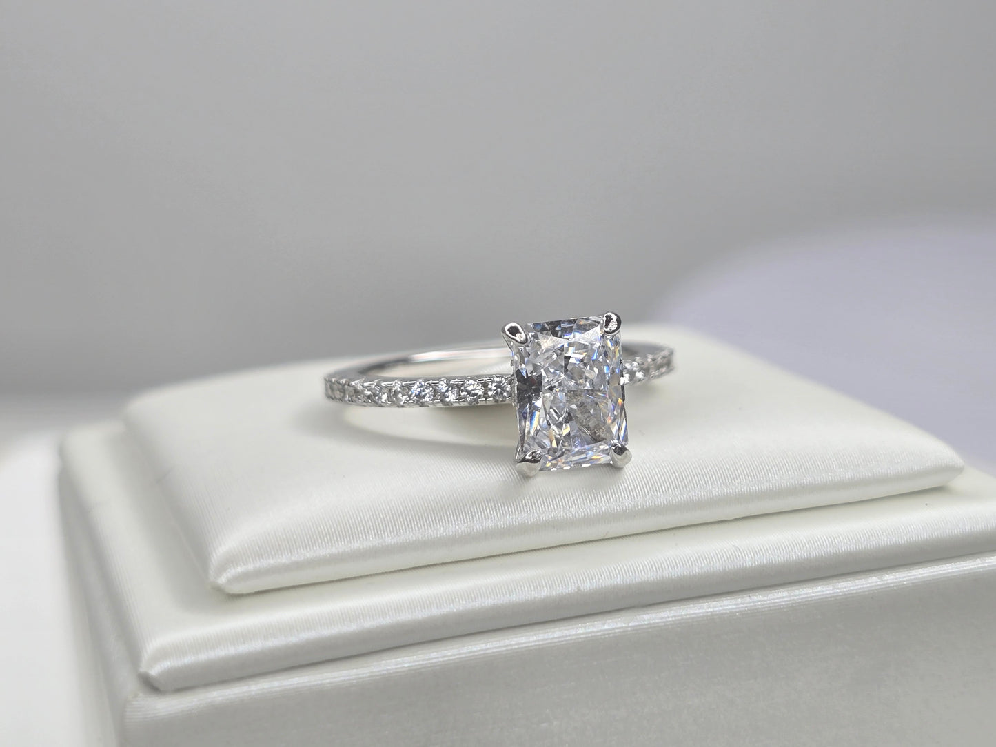 Bague de fiançailles élégante en argent sterling 925 avec moissanite 8 carats 