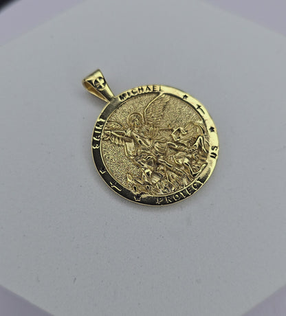 18 Karat vergoldeter Medaillon-Anhänger mit dem Heiligen Michael, christlicher Schmuck, religiöses Geschenk 